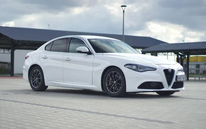 alfa romeo giulia białobrzegi Alfa Romeo Giulia cena 97000 przebieg: 101000, rok produkcji 2018 z Białobrzegi